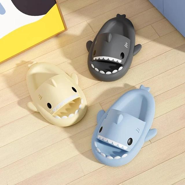 pantoufles de requin d’été